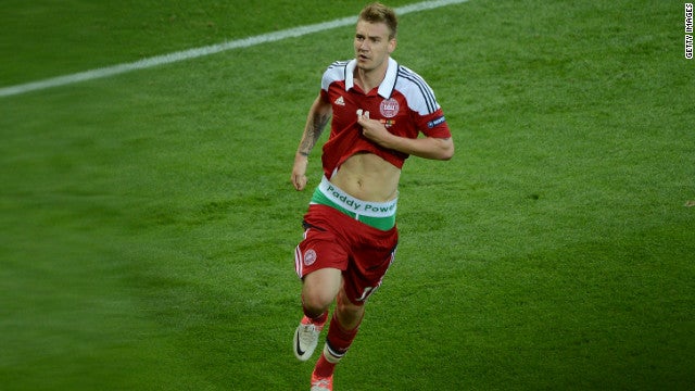 Die Unterhose des dänischen Nationalspielers Nicklas Bendtner sorgte wäre der EM 2012 für Diskussionen, denn er machte damit Werbung für einen befreundeten Sportwettenanbieter. Ob der ihn dafür so gut entlohnte, dass nach der fälligen 100.000 Euro Strafe noch etwas übrig blieb, ist nicht bekannt. (Quelle)