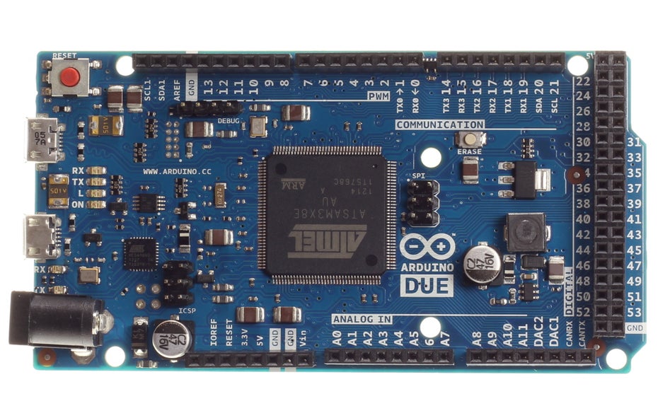 Die Front eines Arduino Due: In der Mitte sitzt der Mikrocontroller, am Rand finden sich die GPIO-Anschlüsse.