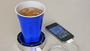 Smartphone-Akku mit heißem Kaffee oder kaltem Bier laden