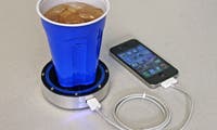 Smartphone-Akku mit heißem Kaffee oder kaltem Bier laden