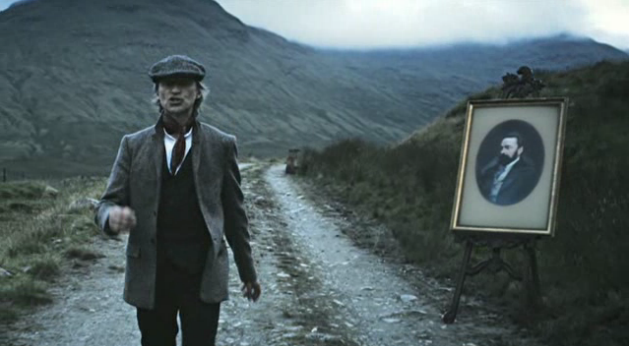In dem Storytelling-Video „The Man Who Walked Around The World“ erzählt der Schauspieler Robert Carlyle die Geschichte des jungen John Walker. (Screenshot: YouTube)