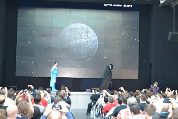 „Darth Vader“ zieht sich eilends zurück. (Foto: JGWeber)