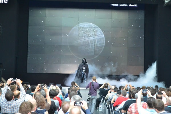 „Darth Vader“ als Sinnbild der „dunklen Macht“ der großen Marktplätze betritt die Bühne. (JGWeber)