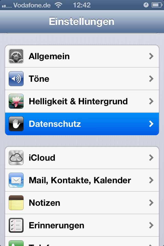 Bei einem User Interface, das keine Dark Patterns einsetzt, würde man die Funktion zur Deaktivierung von Ad-Tracking in iOS unter Datenschutz vermuten.