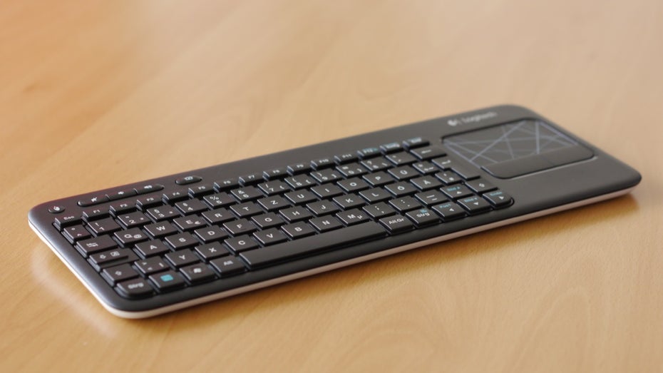Die Logitech K400 ist keine Augenweide unter den kabellosen Tastaturen, aber dafür sehr stabil gefertigt.