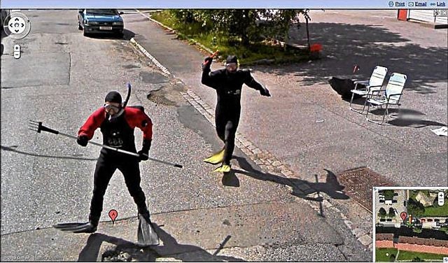 Ein Klassiker unter den Google Street View Photobombs sind diese beiden norwegischen Taucher, die das Google-Fahrzeug verfolgen. Mittlerweile sind diese in Google Maps allerdings verpixelt. Screenshot: Boing Boing
