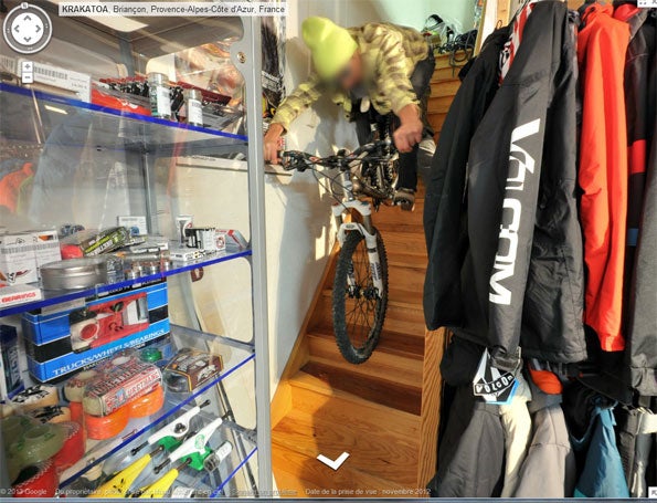 Ein besonders sehenswertes Beispiel für Google Street View Photobombs in Innenräumen ist ein französischer Ski-Shop. Einige weitere Bilder aus diesem Geschäft finden sich in der Galerie am Ende des Artikels. Screenshot: hothardware.com