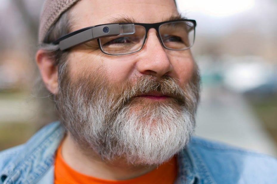 Zwar ist Google Glass seit Kurzem auch für Brillenträger denkbar, doch wirklich ansehnlich ist das nicht. (Foto: Google)