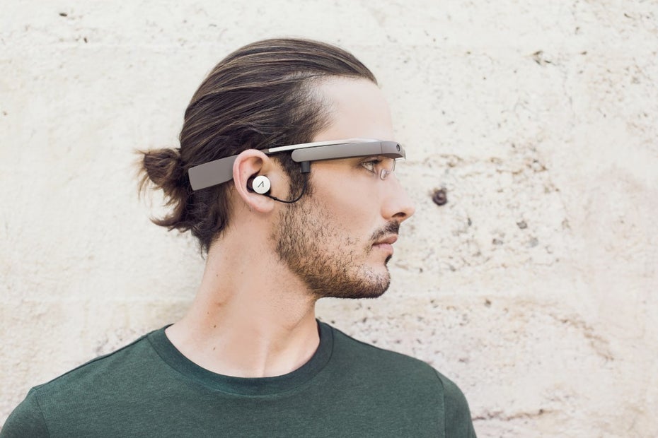Die neue Variante von Google Glass verfügt jetzt über einen herkömmlichen Ohrstöpsel – gar nicht so futuristisch. (Quelle: Google)