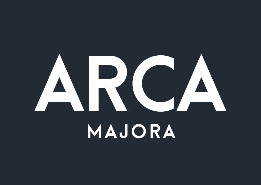 Der Font stammt von dem Designer Alfredo Marco Pradil aus Dubai. Achtung: Arca Majora bietet ausschließlich Großbuchstaben, aber dafür werden auch Umlaute unterstützt. (Grafik: Behance)