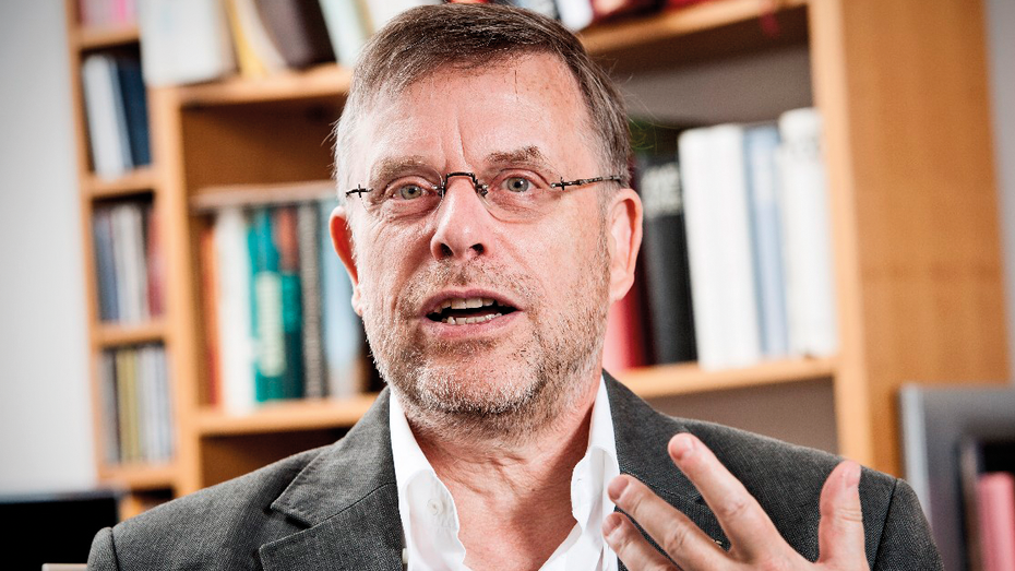 Gunter Dueck im t3n-Interview: „Große Konzerne tun sich schwer mit der Internetrevolution“ Gunter Dueck im t3n-Interview: „Große Konzerne tun sich schwer mit der Internetrevolution“