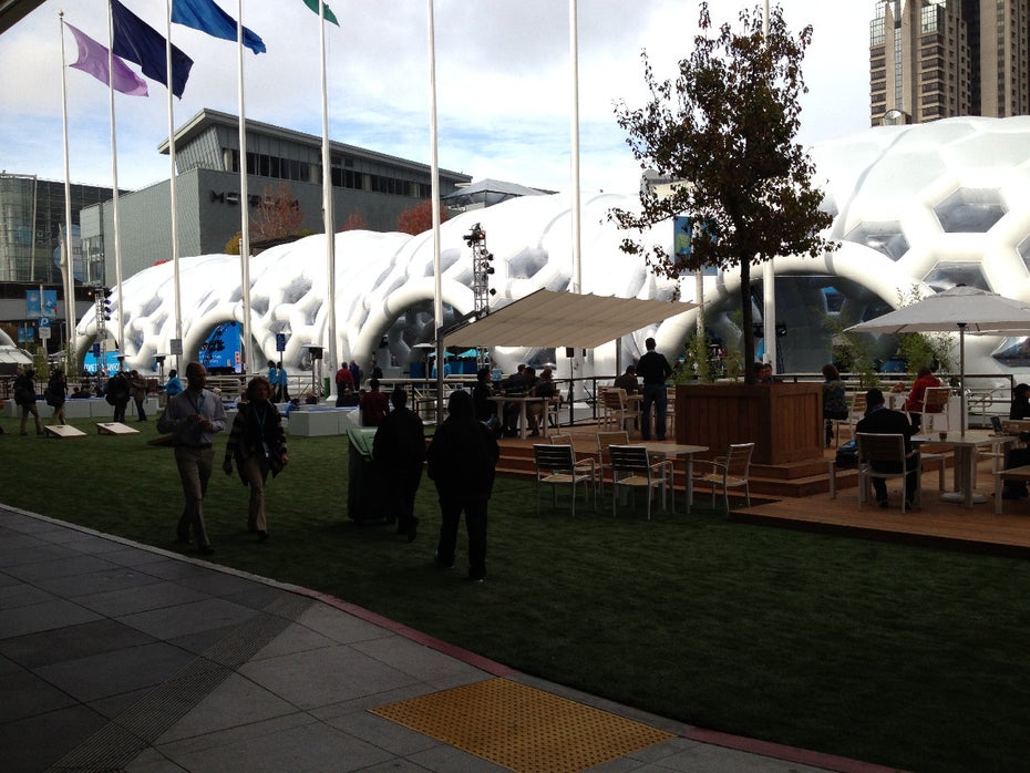 Dreamforce-Plaza, das mit einem futuristischen Kuppelgebilde überzogene Freigelände der Messe  (Bild: J.G.Weber)