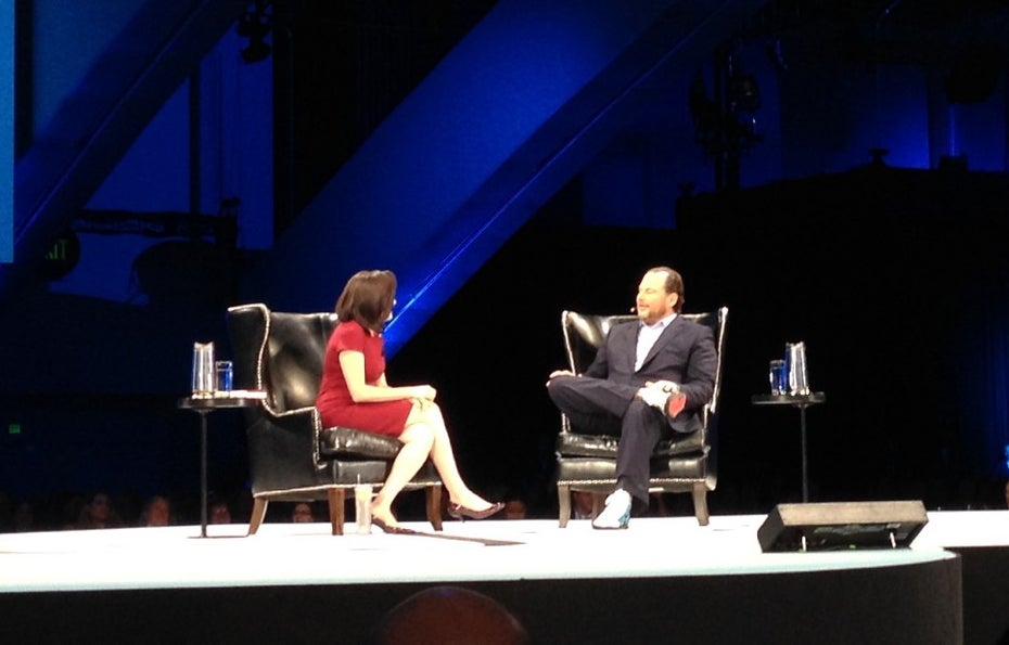 Sheryl Sandberg während der Dreamforce-Keynote im Gespräch mit Salesforce-CEO Benioff (Bild: J.G.Weber)