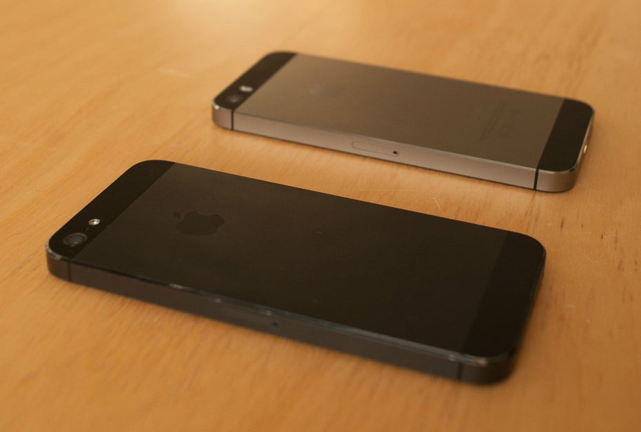 Apple hat die Farbgebung stark verändert. Zumindest die Rückseite sieht nun komplett anderes aus. Vorne iPhone 5 in Schwarz, hinten iPhone 5s in Space-Grau. (Foto: Dennis Wisnia)