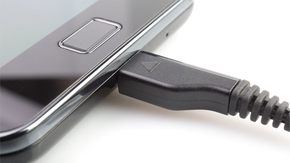 Wie werden Akkus richtig aufgeladen? (Foto: © Vladimir Vydrin – Fotolia.com) 10 ultimative Tipps: Akku laden bei Smartphone, Tablet und Notebook