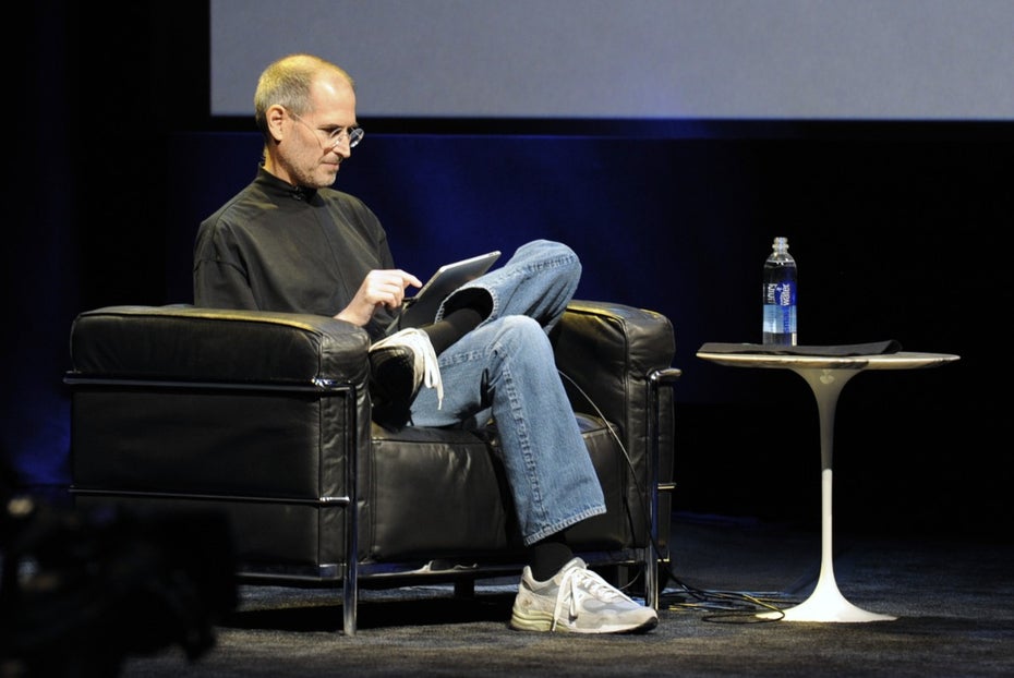 Locker und lässig präsentierte Steve Jobs Ende Januar 2010 das iPad: „a Magical Device“, wie er immer wieder betonte. (Foto: Apple)