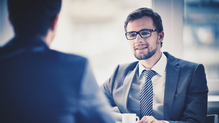 Die Gefahr des Social Engineering kommt oft im Anzug. (Foto: © pressmaster - Fotolia.com) Social Engineering: Wenn die Gefahr im Anzug kommt