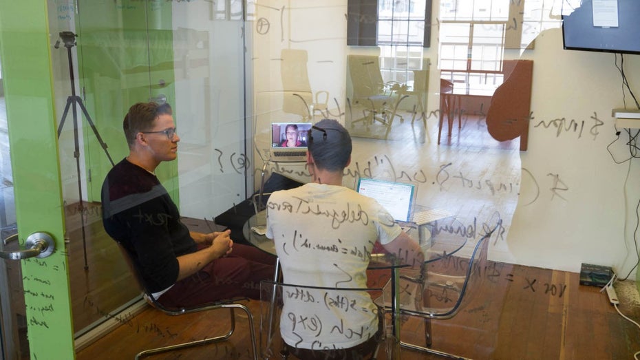 Leo Widrich (l.) und Joel Gascoigne (r.) haben mit Buffer ein komplett dezentrales Unternehmen gegründet. (Foto: Moritz Stückler)