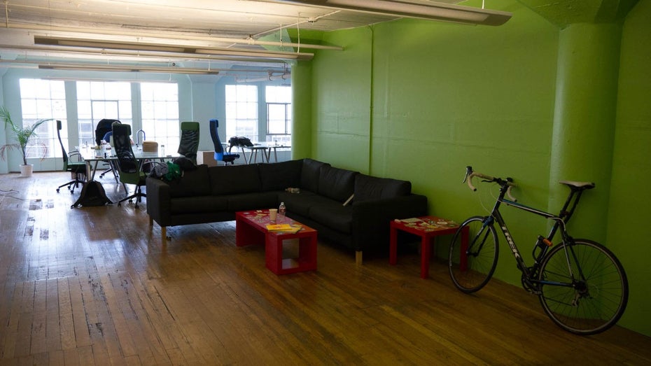 Das Buffer-Büro in San Francisco: Eine alte Loft-Wohnung mit wenig Ausstattung. (Foto: Moritz Stückler)