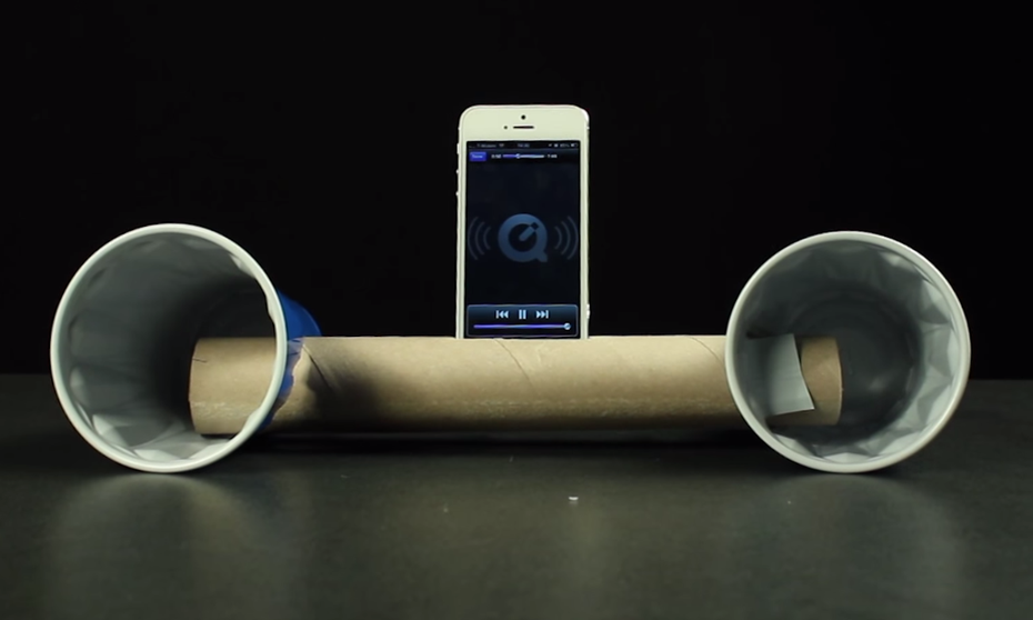 Technik-Lifehack #09 – Smartphone-Beatbox aus Papierrolle und Becher. (Bild: Buzzfeed)
