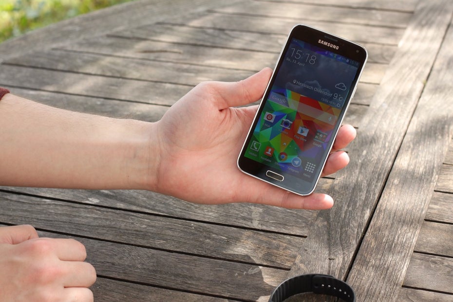 Der erste Eindruck überzeugt und das Samsung Galaxy S5 liegt gut in der Hand. (Foto: Johannes Schuba)