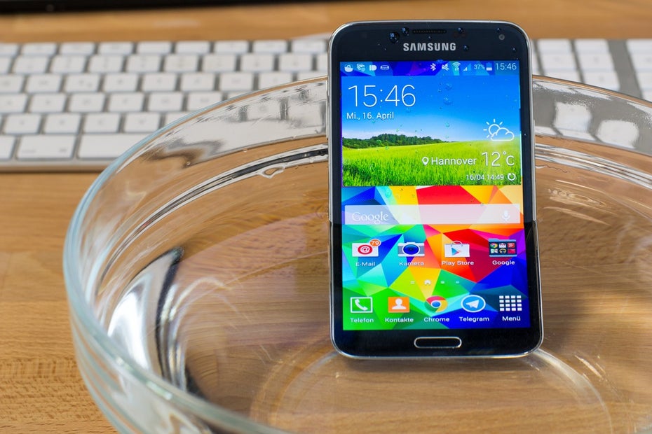 Kein Problem: Das Galaxy S5 geht ohne Probleme eine Runde baden. (Foto: Johannes Schuba)