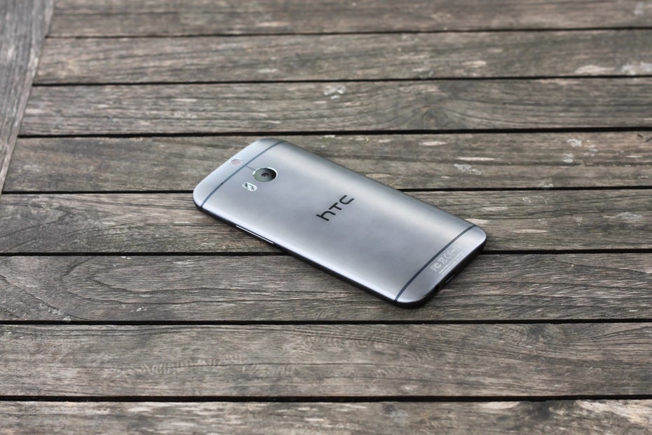 Die Rückseite des HTC One ist geprägt durch die beiden Kameras, den LED-Blitz und die Plastik-Streifen für die Konnektivität.  Es fällt auf, dass das Gerät in Wirklichkeit schicker aussieht, als auf Pressefotos. (Foto: Johannes Schuba)