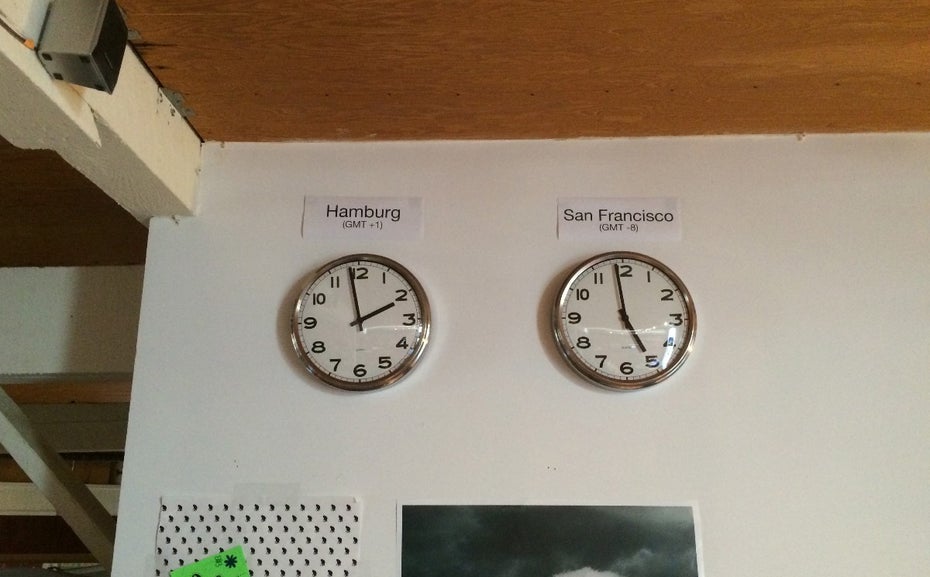 Im Büro zeigen zwei Uhren stets die aktuelle Uhrzeit in Deutschland und San Francisco an. (Foto: Moritz Stückler)