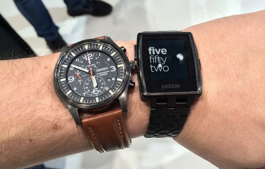 Dank Smart Watch sind mehrere Zeitzonen auch mit der Armbanduhr gut zu managen. (Foto: Moritz Stückler)
