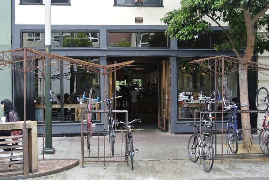 Der Coffee-Shop „Fourbarrel“ bietet seinen Kunden nicht nur eigenen Kaffee, sondern auch Fahrradständer. (Bild: Andreas Weck)