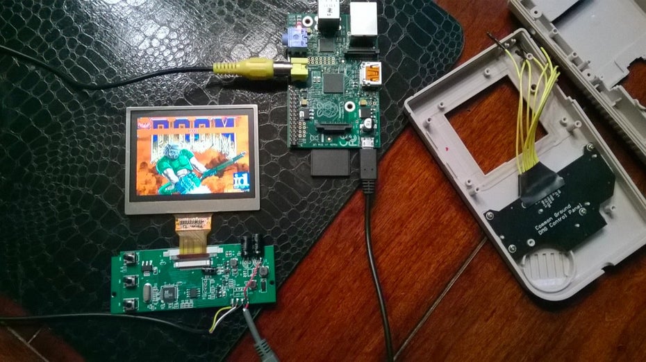 Die Innereien des „Super Pi Boy 64 Mega“: Ein LCD-Display aus dem Auto-Bereich und ein Raspberry Pi (Modell B). (Quelle: superpiboy.wordpress.com)