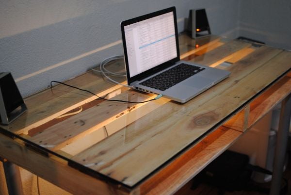 Schick und selbst gebaut: Ein Schreibtisch aus einer Europalette, vier Beinen und einer Glasplatte. (Foto: Doityu)