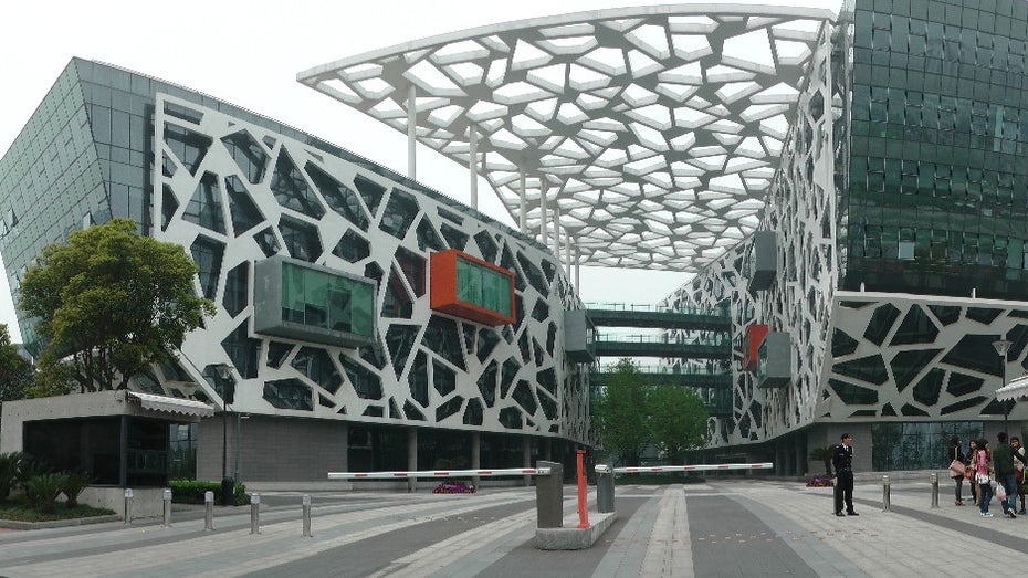 (Foto: Thomas LOMBARD Licensed under CC BY-SA 3.0 via Wikimedia Commons.) Börsenstart eines Giganten: Die Alibaba Group im Portrait