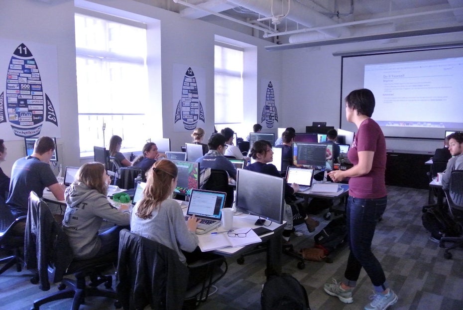 Im RocketU-Bootcamp werden Studenten in JavaScript, Python und Co. ausgebildet. (Foto: Andreas Weck)