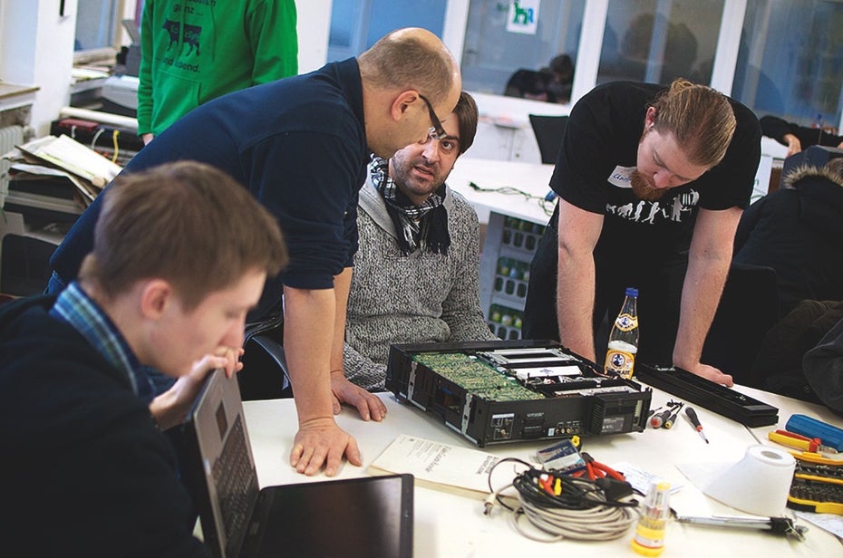 Bastelsprechstunde: Wenn es mal nicht weitergeht, können einfach mal andere Maker um Rat gefragt werden. (Foto: Thorsten Schiller)