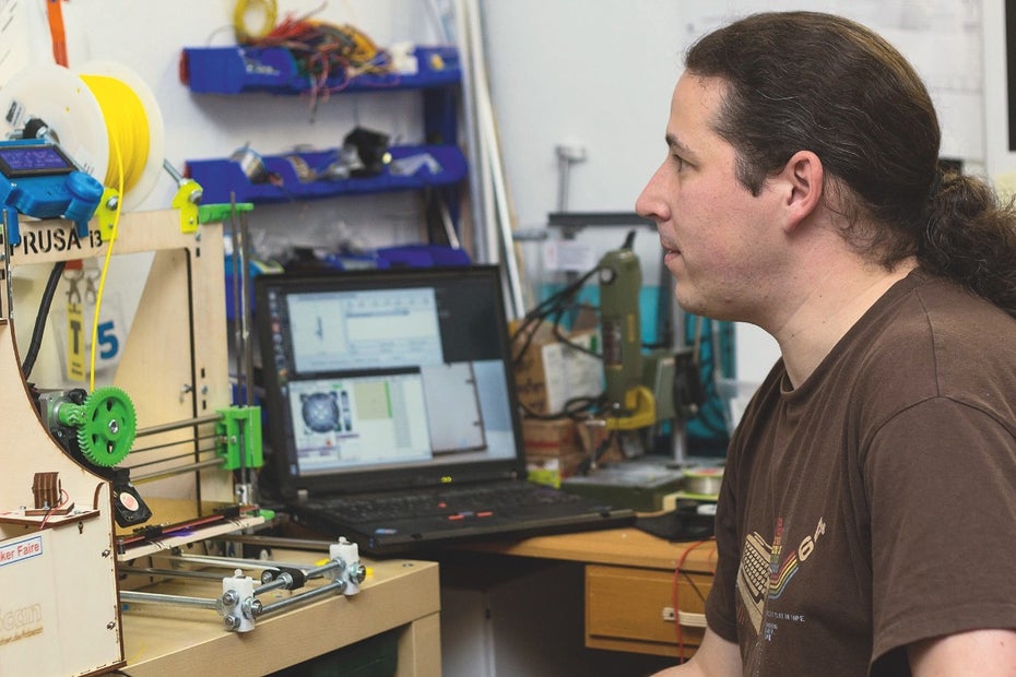 In seinem Reich: An diesem Arbeitsplatz arbeitet Mario Lukas mit Mini-Computern, Mikrocontrollern, einem 3D-Drucker, einem Lötkolben und vielem mehr. (Foto: Jessica Borchardt)