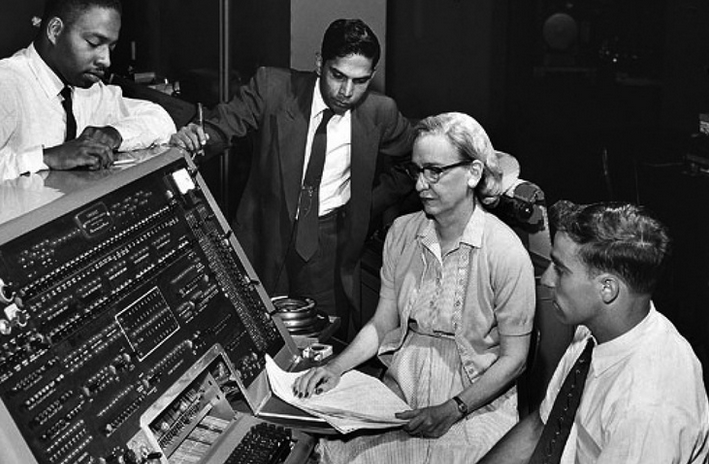 Grace Hopper entwickelte die Programmiersprache COBOL. (Bild: commons.wikimedia.org)