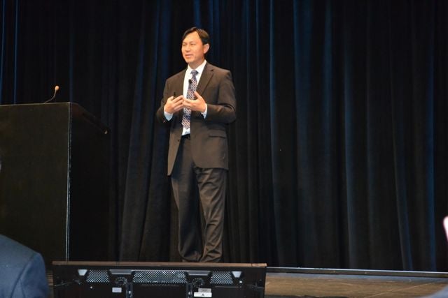 Carey Wong von Salesforce erklärt welche Datengrundlagen für die erfolgreiche Steuerung einer Customer-Journey nötig sind. (Foto: Jochen G. Fuchs)