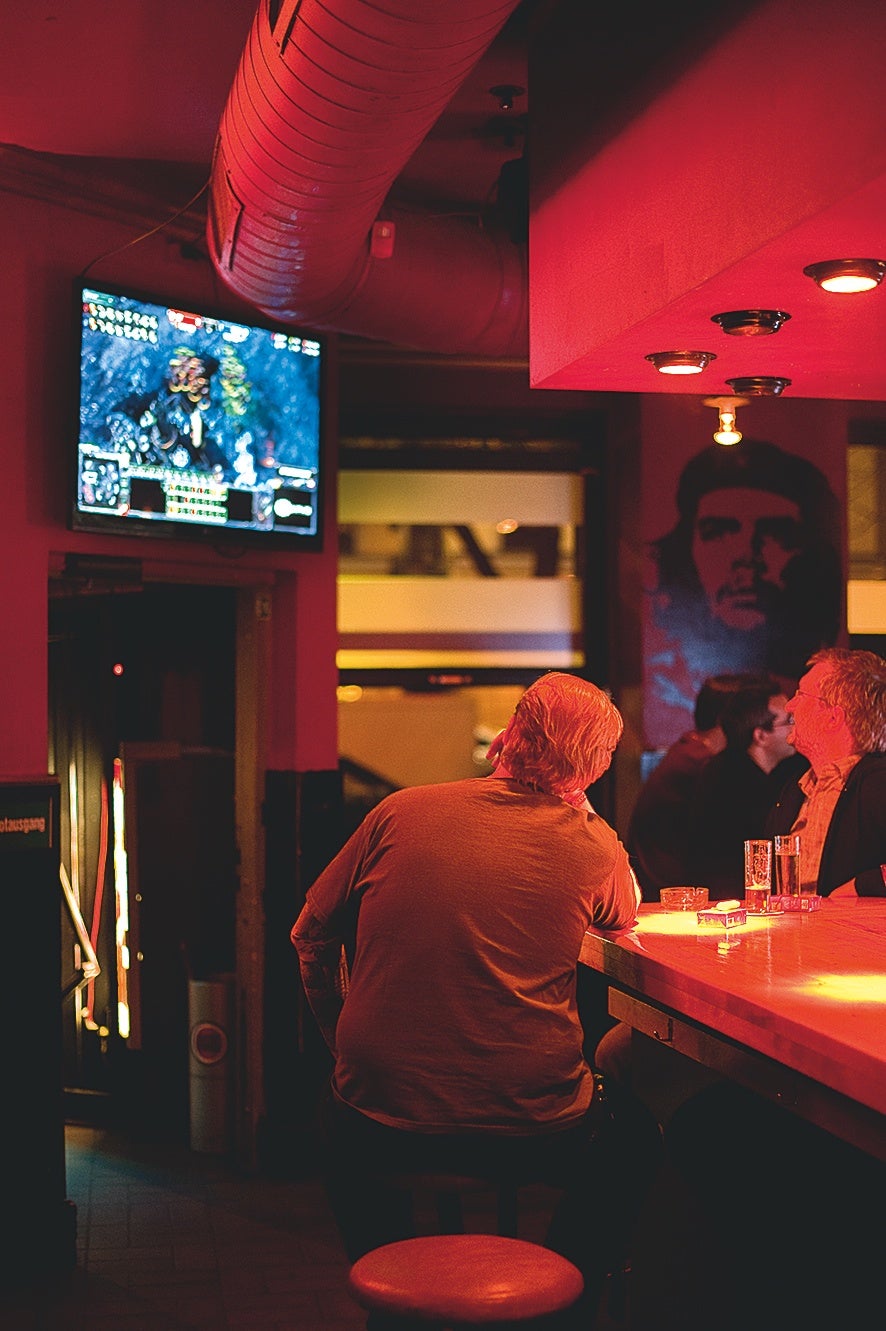 Barcraft: In dieser Kölner Kneipe werden Starcaft-Games auf einer Leinwand übertragen. Die Drinks heißen passend dazu Proxy Pylon, Immortal oder Mothership. (Foto: Thekla Ehling)