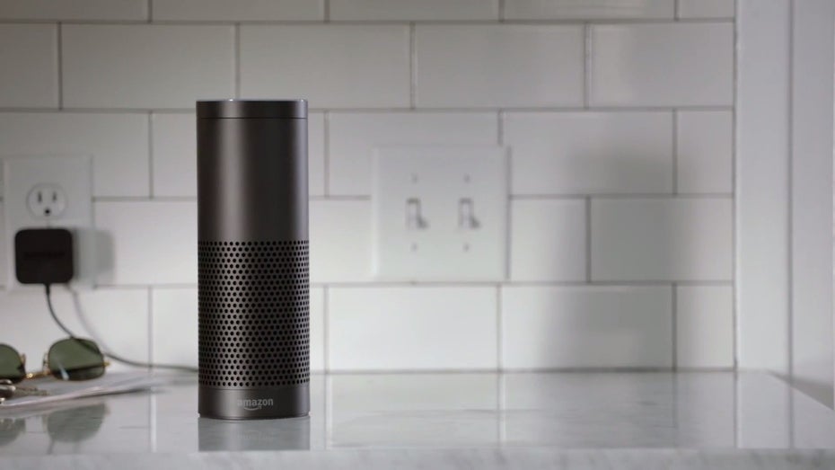 Der Amazon Echo hört immer mit und reagiert nur wenn man ihn „Alexa“ nennt. (Quelle: Amazon)