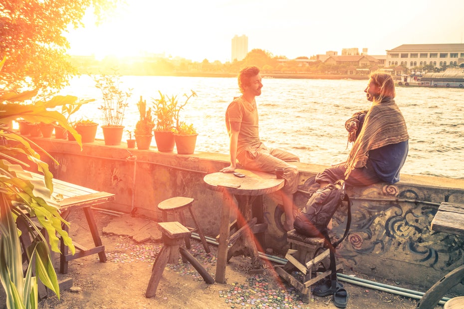 Nach Feierabend sollte man sich auch mit Freunden treffen, die etwas völlig anderes machen. (Foto: Shutterstock / View Apart)