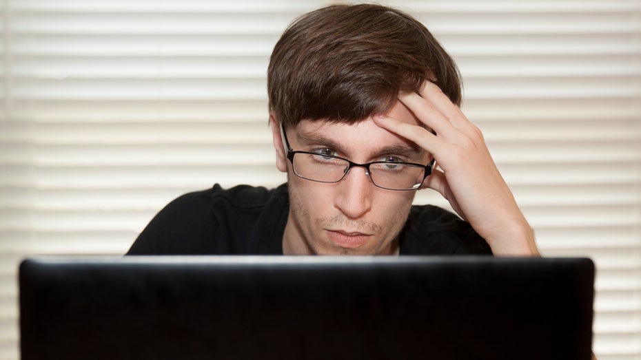 Gestresste Augen vorm Monitor? So könnt ihr eure Augen schonen. (Foto: Shutterstock) Harte Arbeit für die Augen: 7 Tipps für Bildschirmarbeiter