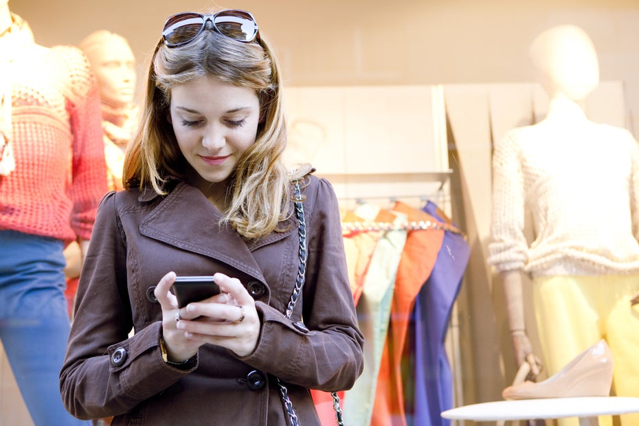 Mobiles Shoppen gehört zu den globalen E-Commerce-Trends. (Foto: Shutterstock/MJTH)