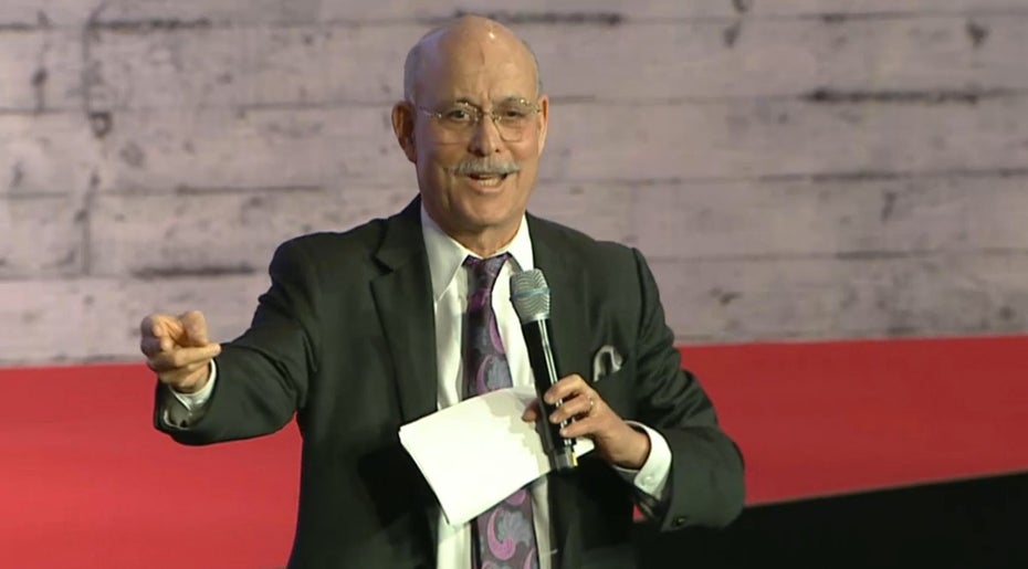 Weiß ganz genau, wie unsere Zukunft aussehen wird: Jeremy Rifkin auf der CeBIT 2015. (Bild: CeBIT)