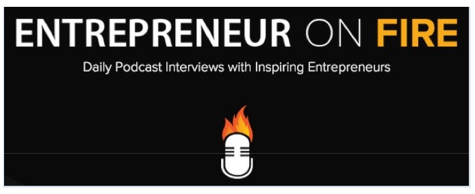 John Lee Dumas erwirtschaftet mit seinem täglichen Podcast „Entrepreneur On Fire“ mittlerweile eine Viertelmillion US-Dollar Umsatz monatlich. Wie hat er das gemacht? Er hat einfach die Reichweite ausgenutzt, die seine Interviews und die Interviewpartner mitbringen. Besonders interessant an seinem Podcast ist das rigide Format. Damit er auch wirklich JEDEN Tag einen Podcast rausbringen kann, setzt er in seinem Podcast fast immer auf die gleiche Fragen-Struktur. Damit setzt er sozusagen auf Masse statt Klasse, was die Produktion enorm beschleunigt und anscheinend ausgezeichnet funktioniert. Angeblich hat er mehrere hundert Interviews im Vorlauf. (Screenshot: entrepreneuronfire.com)