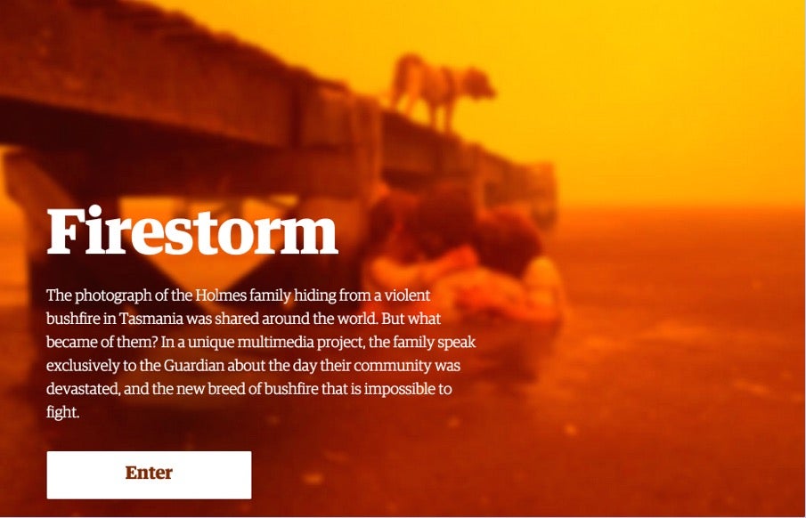 Beim Lesen von „Firestorm“ im englischen Guardian wird einem heiß. Das Multimedia-Feature erzählt mit stimmungsvollen (bedrohlichen) Videoclips die Geschichte einer australischen Familie, die sich gerade so vor einem Buschfeuer retten konnte. (Screenshot: theguardian.com)