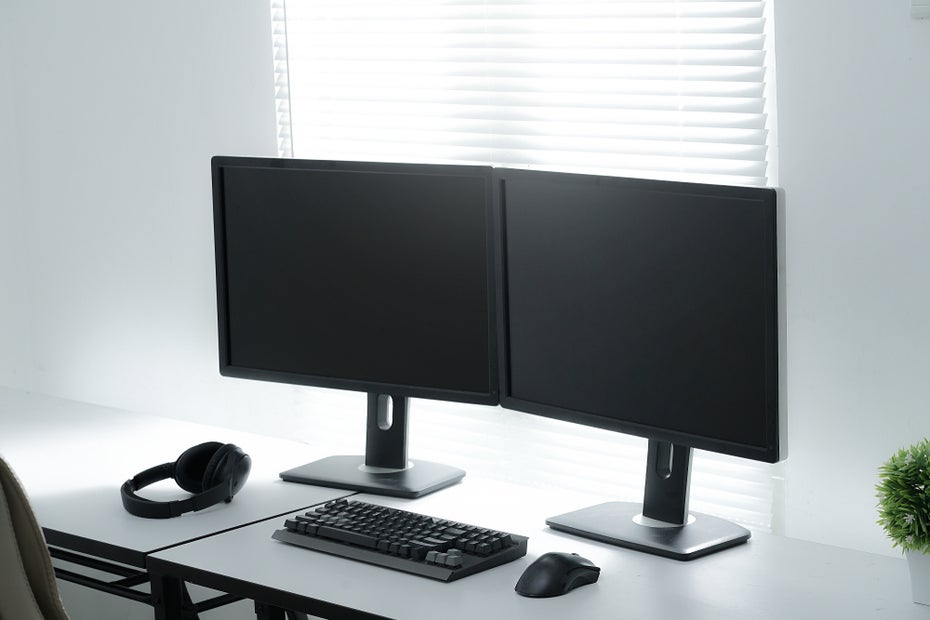 Wer mehrere Monitore in Serie schalten will, sollte auch auf die Anschlussmöglichkeiten achten. (Foto: Von cendhika / Shutterstock)