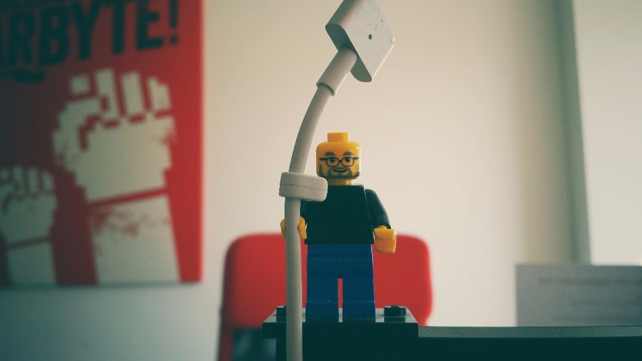 Technik-Lifehack #02 – Lego-Figur als Kabelhalter. (Bild: t3n.de)