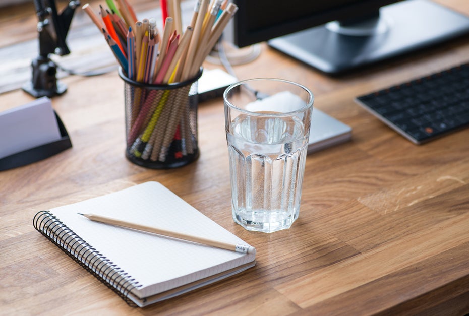 Ruhe und Gelassenheit im Job? Da kann auch ein (großes) Glas Wasser helfen. (Foto: Shutterstock)