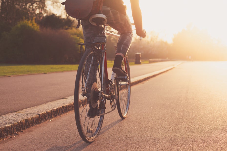 Im Sommer gilt: Mit dem Fahrrad, Longboard oder zu Fuß ins Büro. (Foto: LoloStock – Shutterstock.com)